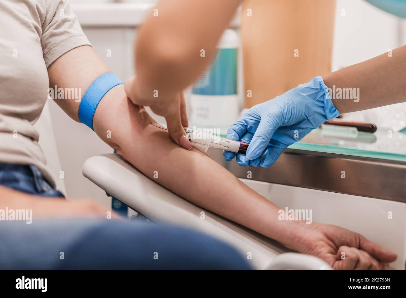 Gros plan sur le médecin prenant un échantillon de sang du bras du patient à l'hôpital pour des tests médicaux. Banque D'Images