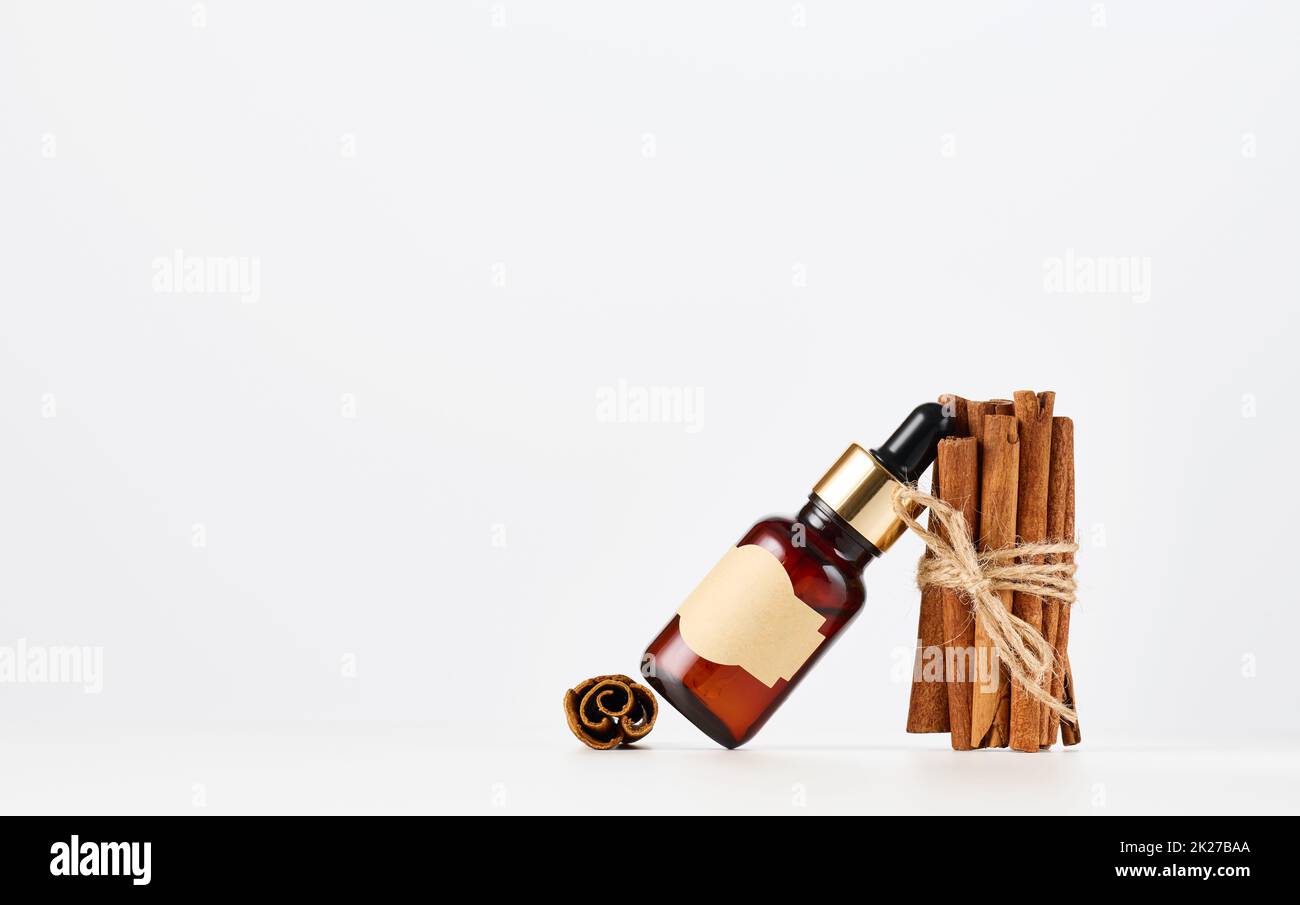 flacon en verre brun avec étiquette et pipette vides.Emballage cosmétique, publicité et promotion Banque D'Images