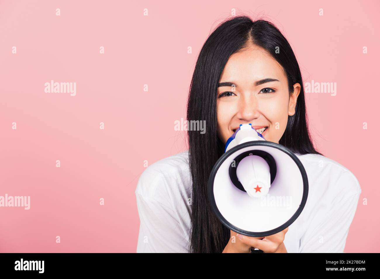 femme ado confiante visage souriant tenant faire l'annonce criant message criant en mégaphone Banque D'Images