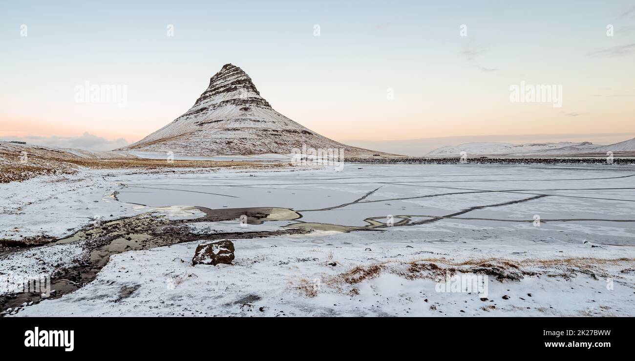 Montagne et cascade de Kirkjufell au lever du soleil, Islande Banque D'Images