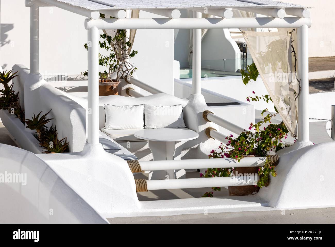 Belle terrasse blanche dans le village d'Imerovigli avec vue imprenable sur la caldeira. Santorin Banque D'Images