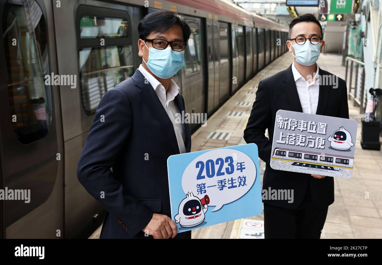 Cheung Chi-keung (à gauche), Chef du segment Cross Boundary, et Allen Ding, Directeur général - planification et développement de projet (opérations), donnent un exposé sur la nouvelle disposition de la gare à venir des passagers qui embarqueront à MTR East Line.19SEP22 SCMP /K. Y. Cheng Banque D'Images