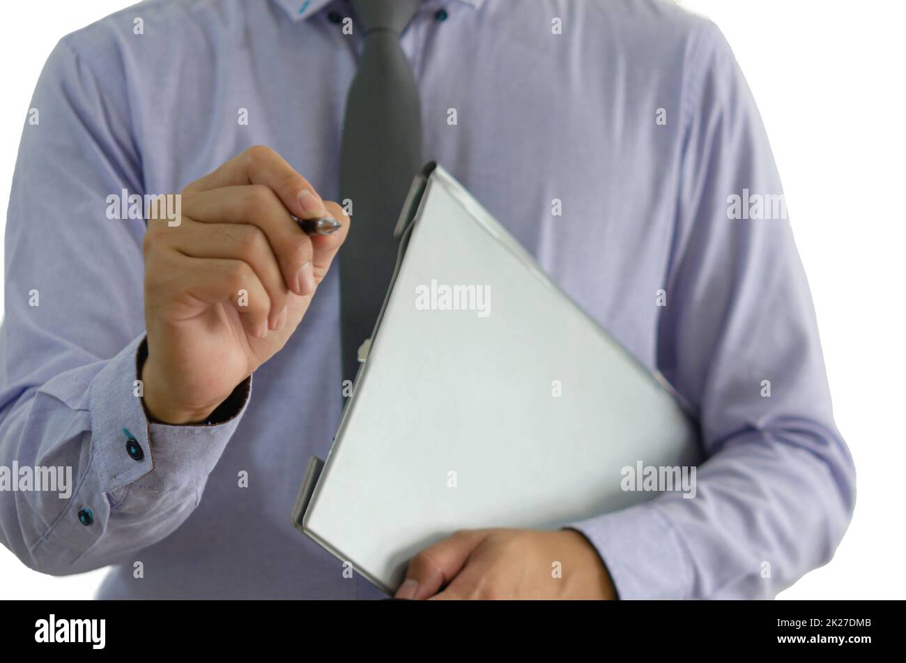 mains d'homme d'affaires tenant des stylos et des dossiers sur fond blanc. Banque D'Images