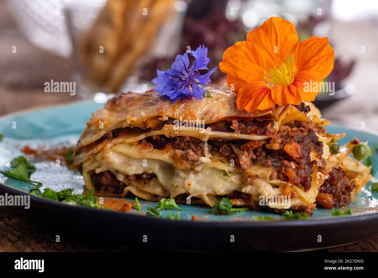 lasagnes sur une assiette bleue Banque D'Images