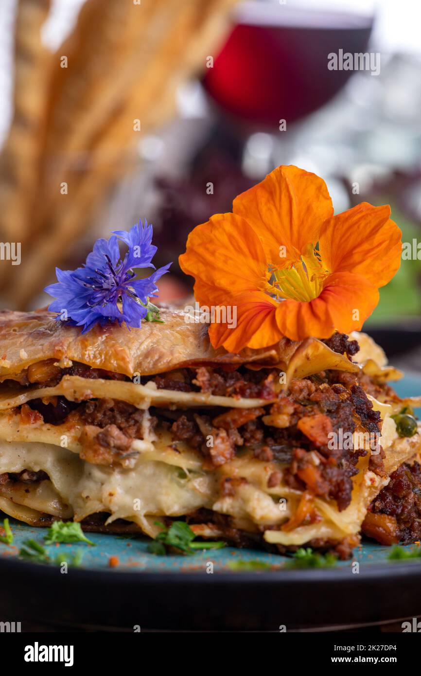 lasagnes sur une assiette bleue Banque D'Images