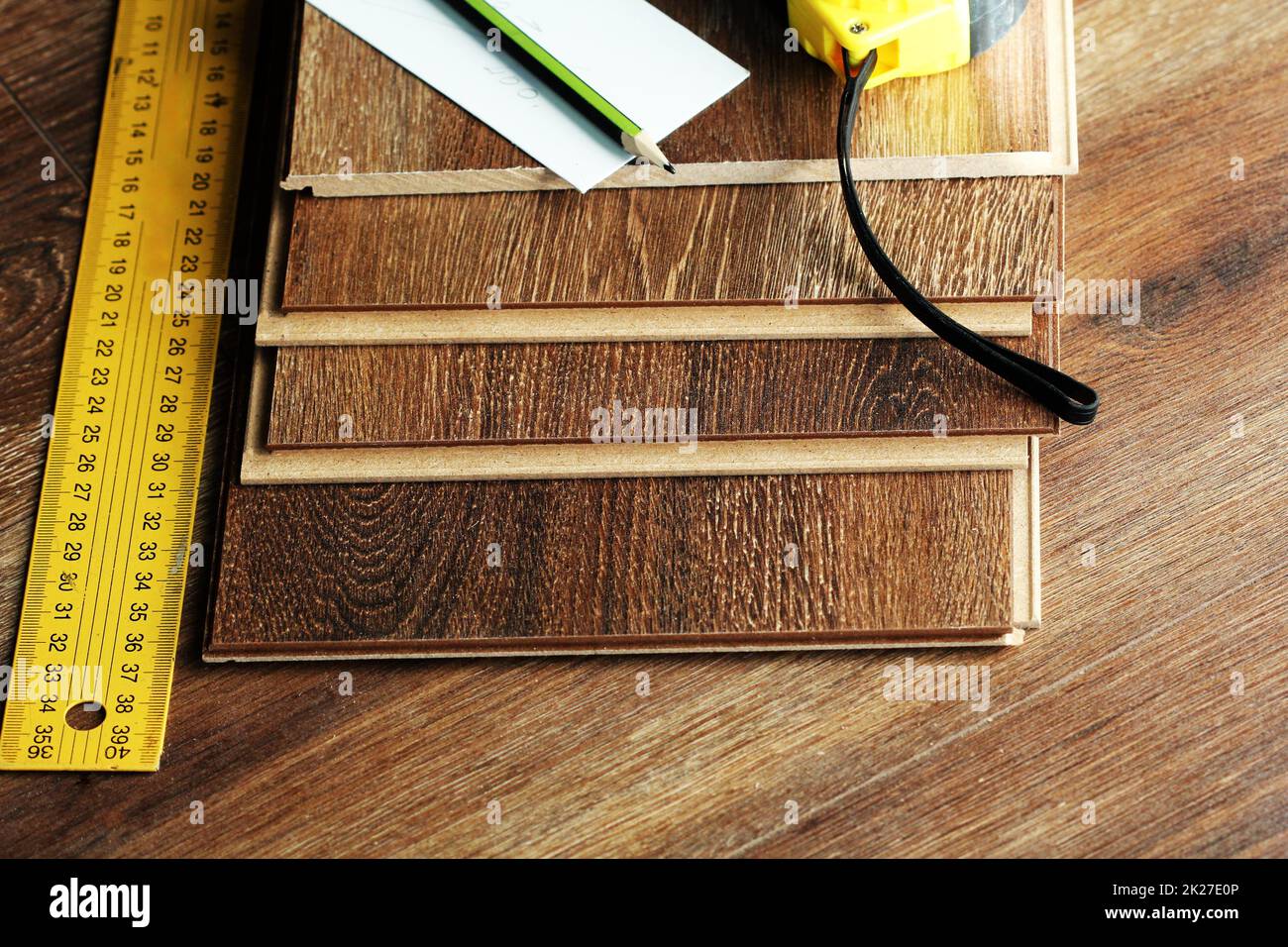 Plancher en stratifié bandes et des outils sur fond de bois Banque D'Images