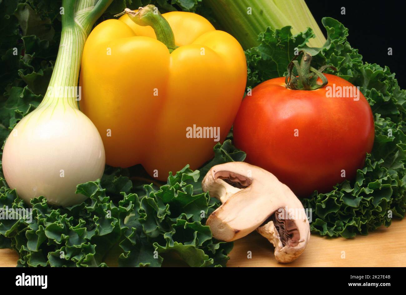 Oignon, poivrons, chou rouge, céleri, champignons et chou vert Banque D'Images