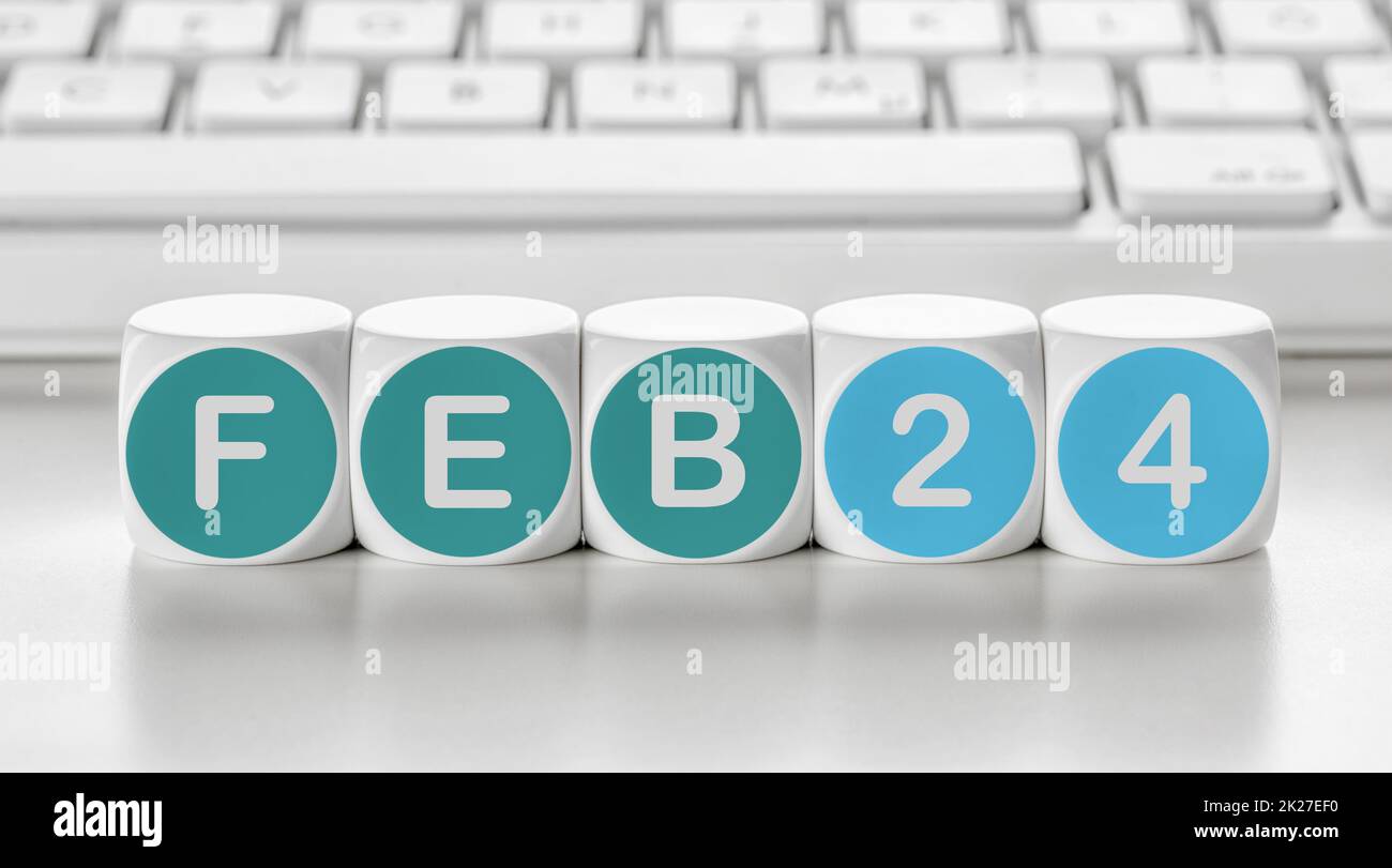 Lettre dés devant un clavier - février 24 Banque D'Images