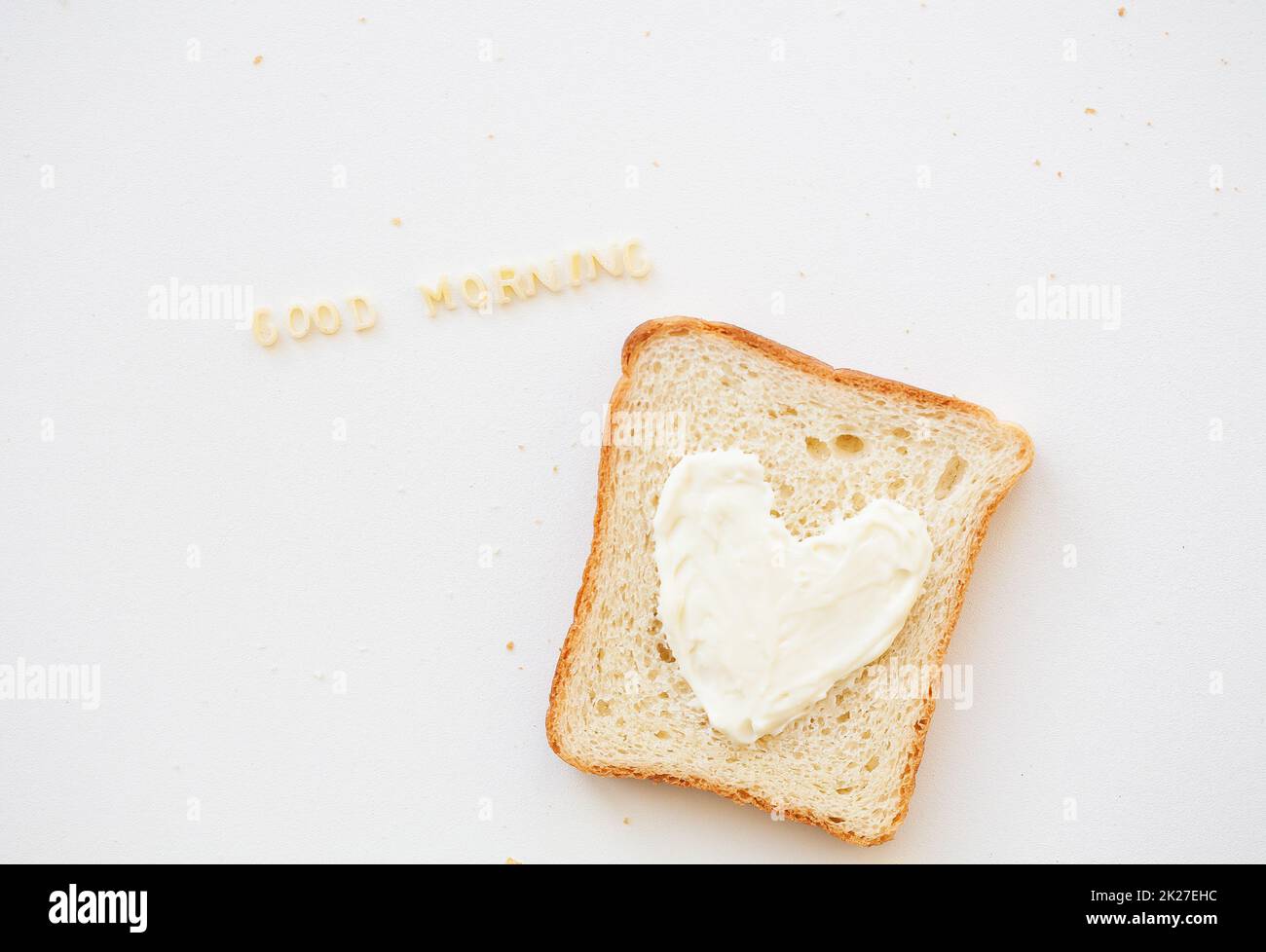 sandwich pour le petit déjeuner en forme de coeur avec fromage - inscription du matin Banque D'Images
