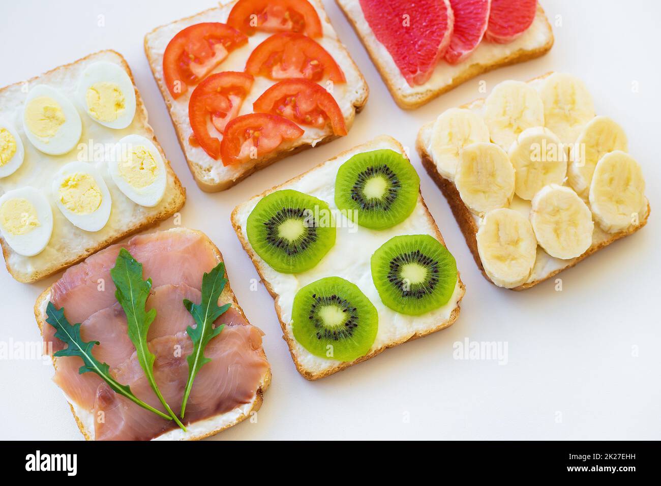 des sandwichs aux couleurs vives pour le petit déjeuner, des fruits, des légumes et du poisson Banque D'Images