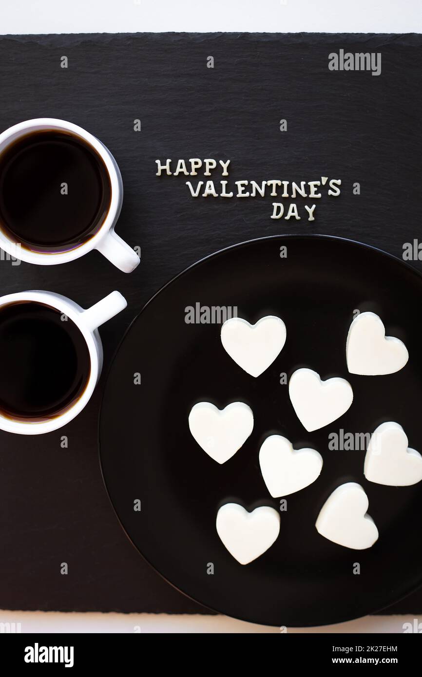 Deux tasses de café et de bonbons en cœur bonne Saint-Valentin Banque D'Images