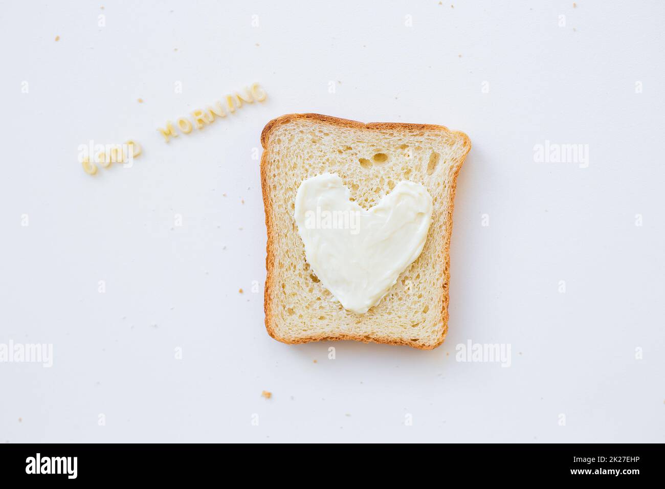 sandwich pour le petit déjeuner en forme de coeur avec fromage - inscription du matin Banque D'Images