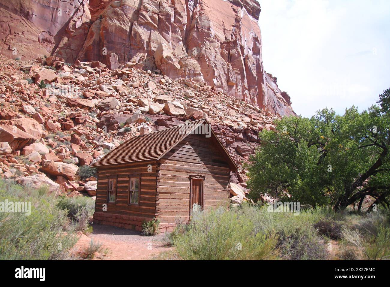 La petite école Fruita Schoolhouse avec la falaise rouge à l'arrière Banque D'Images