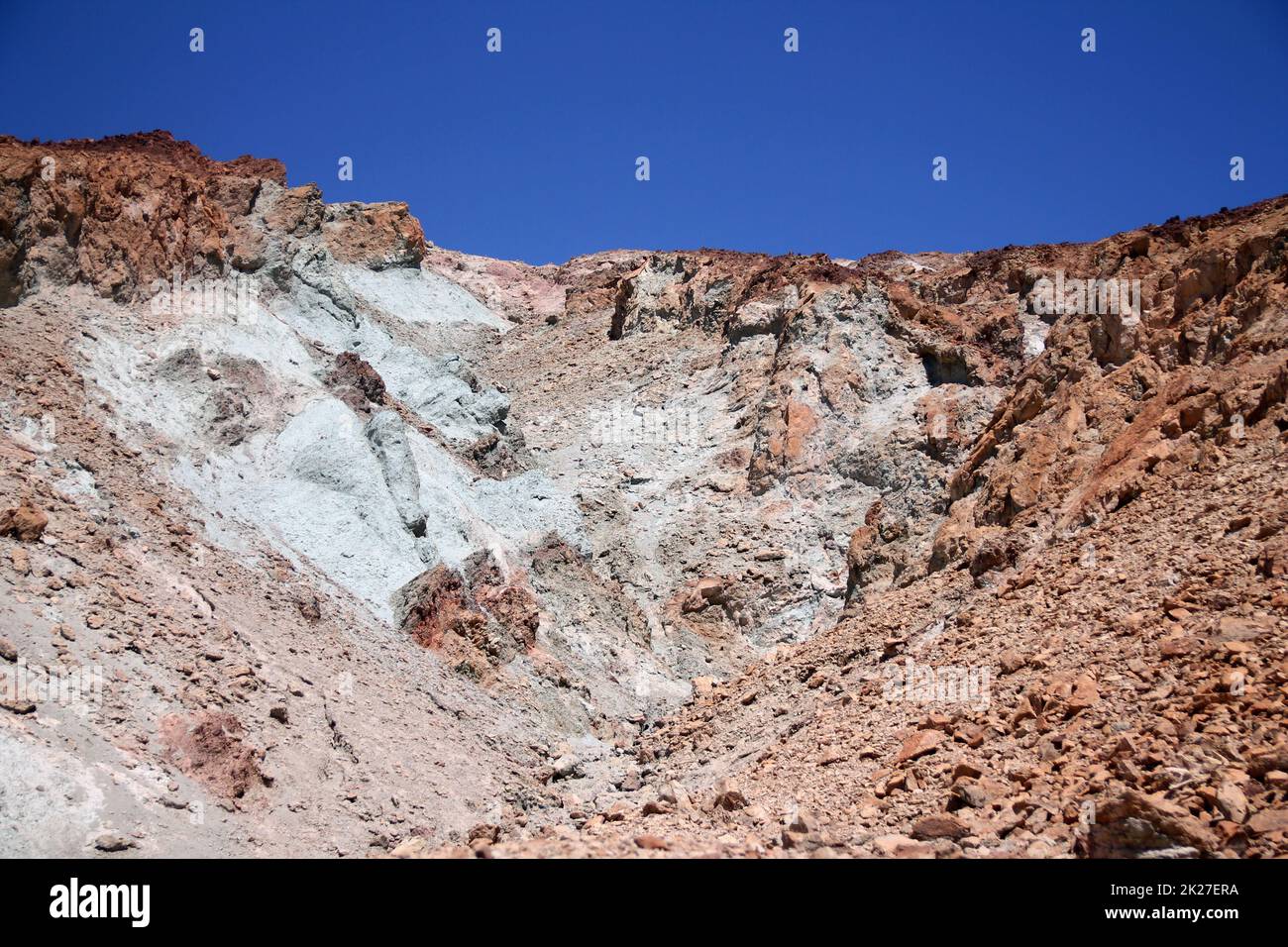 Les couleurs sur la route des artistes sous un ciel bleu clair dans le désert de la Vallée de la mort Banque D'Images
