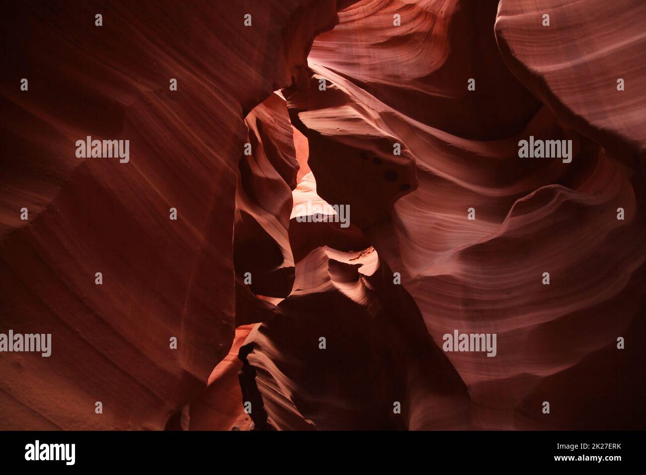 Le chemin étroit de l'Antelope Canyon fermé par des rochers au sommet Banque D'Images