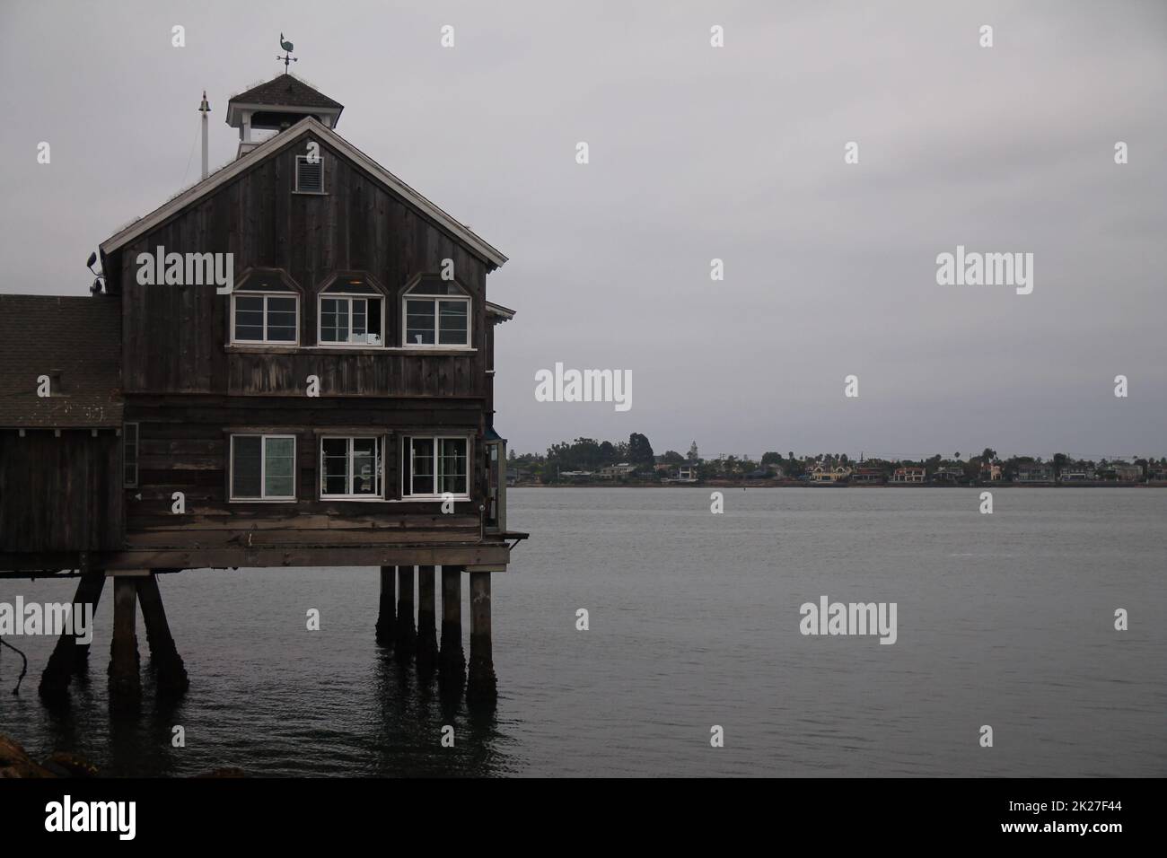 La maison flottant sur la palisade au-dessus de l'océan Banque D'Images