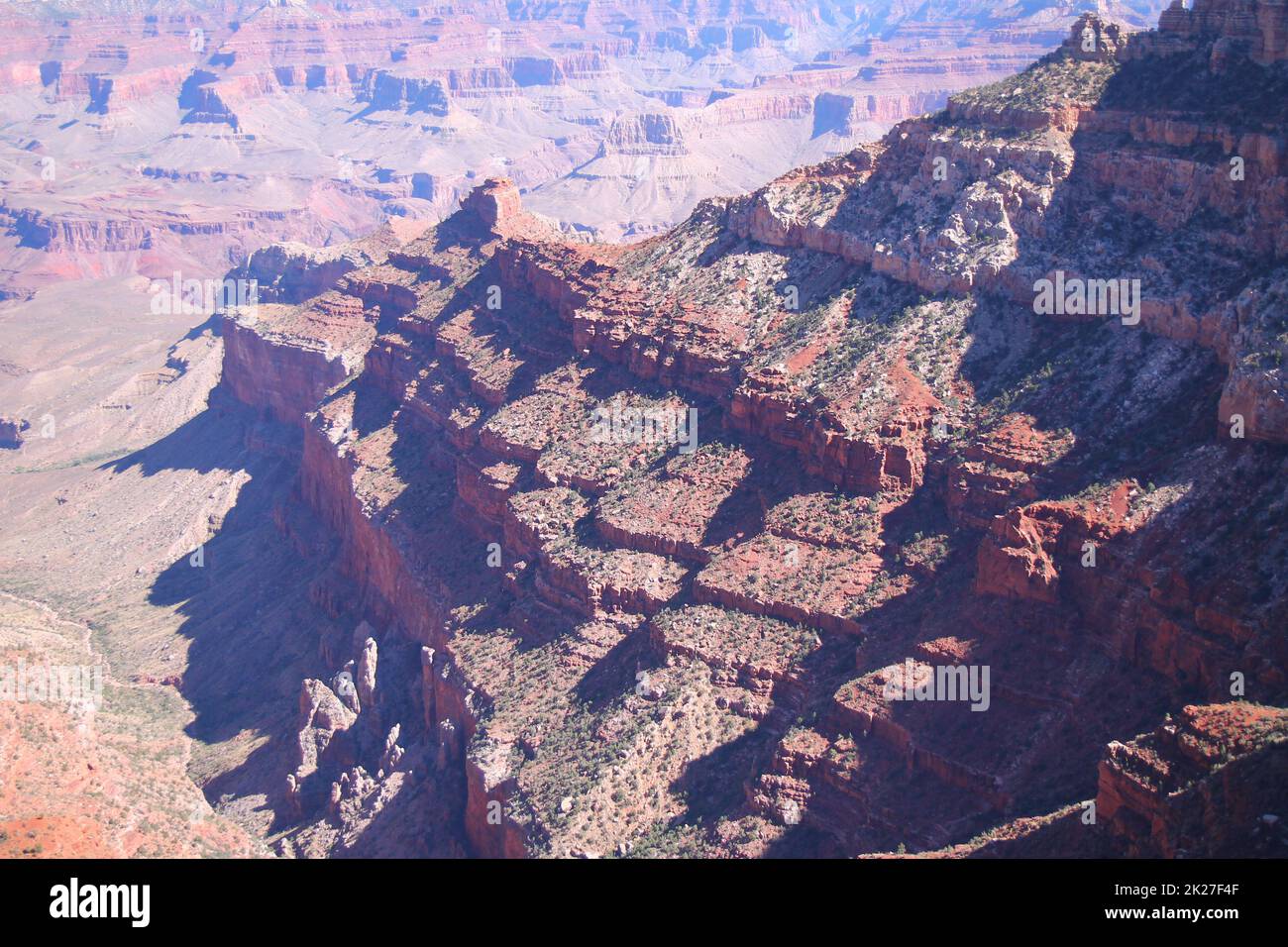 Les différentes nuances de rouge générées par le soleil sur les rochers rouges du parc national du Grand Canyon Banque D'Images