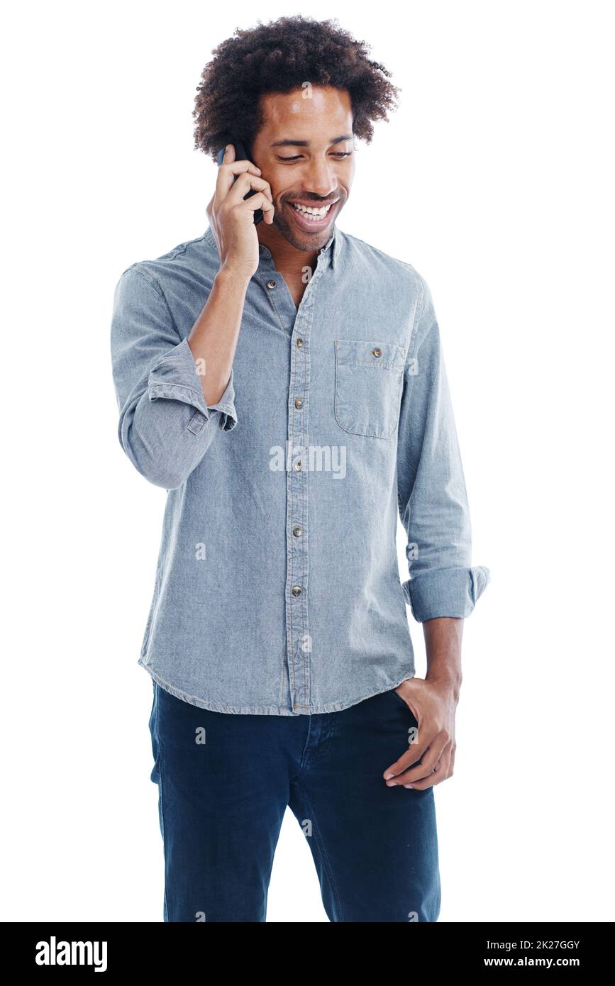 Avoir une discussion rapide. Studio photo d'un beau homme parlant sur son téléphone portable isolé sur blanc Banque D'Images