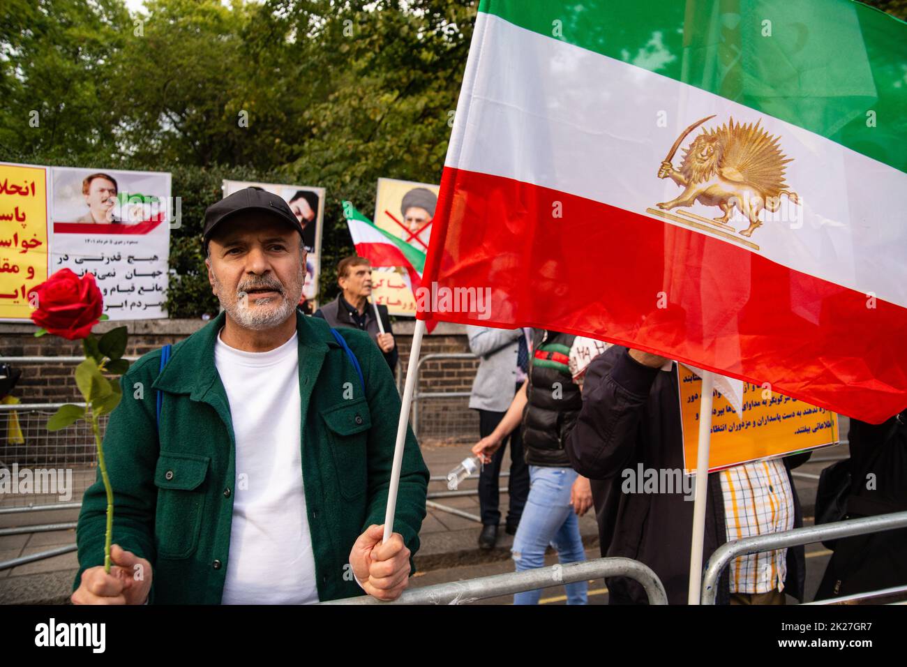Londres, Royaume-Uni. 22nd septembre 2022. Les Iraniens à Londres protestent contre la mort de Mahsa Amini devant l'ambassade iranienne, 16 Prince's Gate, Londres, SW7 1pt. Roses rouges posées sur une table commémorative portant une photo de Mahsa Amini, également connue sous le nom de Jina Amini d'héritage kurde, la jeune femme qui est décédée pendant la garde à vue de la police morale en Iran à la suite d'une violation présumée des règlements somptuaires concernant le hijab. Crédit : Peter Hogan/Alay Live News Banque D'Images