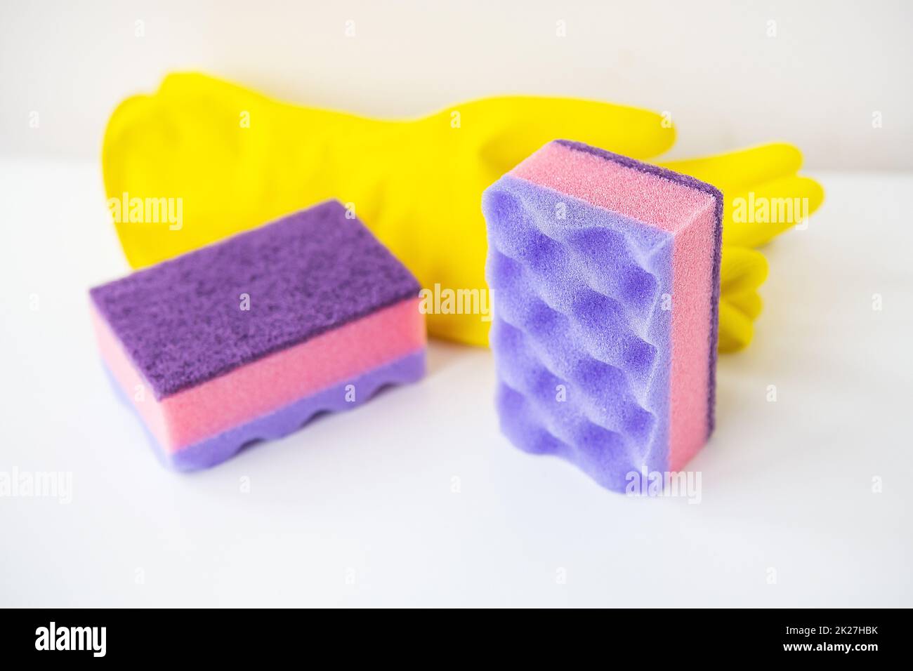 Préparation pour le nettoyage de la maison, les débarbouillettes, les gants en caoutchouc. Propreté et nettoyage. Banque D'Images