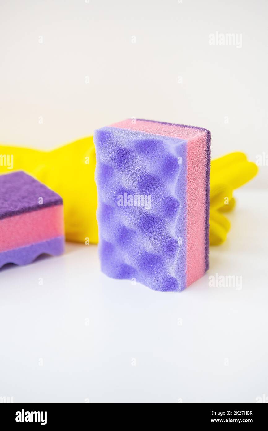 Préparation pour le nettoyage de la maison, les débarbouillettes, les gants en caoutchouc. Propreté et nettoyage. Banque D'Images