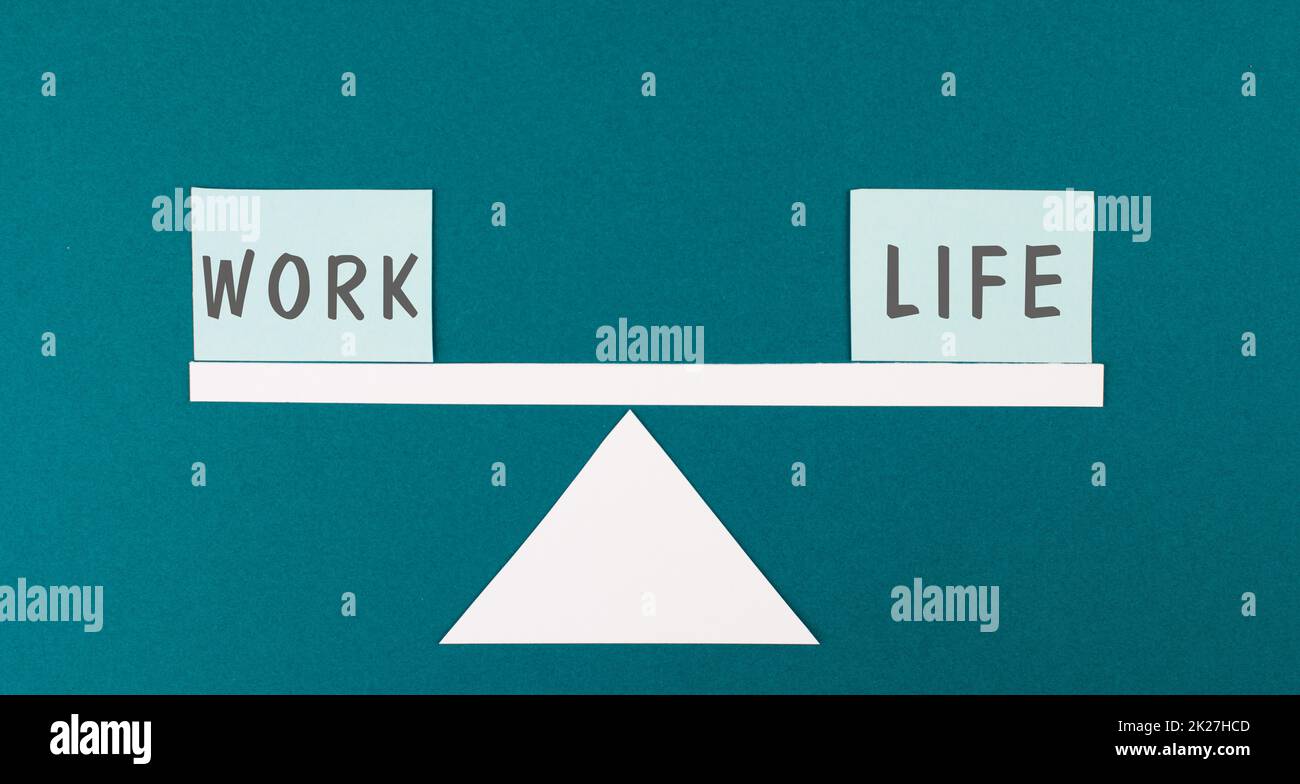 Équilibre entre vie professionnelle et vie privée, prévention des brûlures, concept de style de vie, stratégie contre le stress, salaire sur fond d'essence Banque D'Images