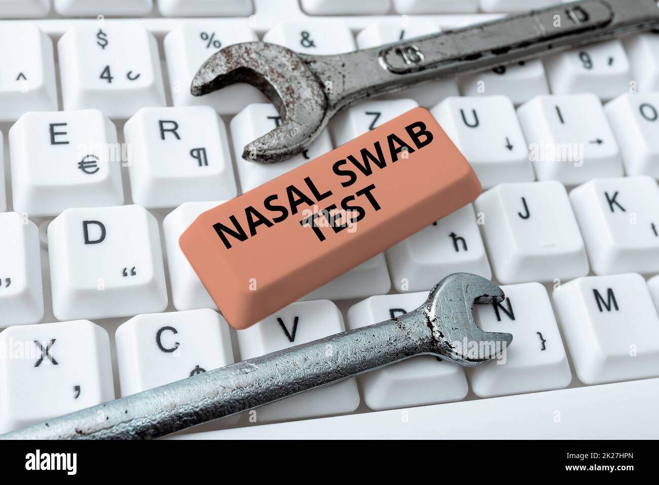 Panneau affichant le test de l'écouvillon nasal. Photo conceptuelle diagnostiquer une infection des voies respiratoires supérieures par la sécrétion nasale Résumé réparer les sites Web obsolètes, maintenir la connexion Internet Banque D'Images