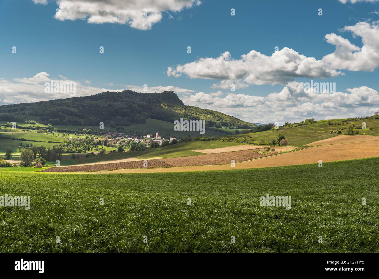 Le volcan Hohenstoffeln et le village de Weiterdingen à Hegau, district de Konstanz, Bade-Wurtemberg, Allemagne Banque D'Images