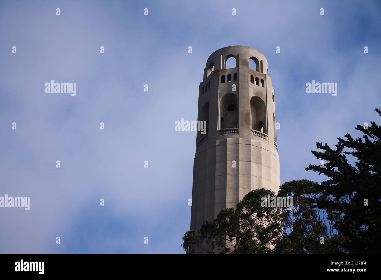Le sommet de l'emblématique tour Coit avec des nuages derrière à San Francisco Banque D'Images