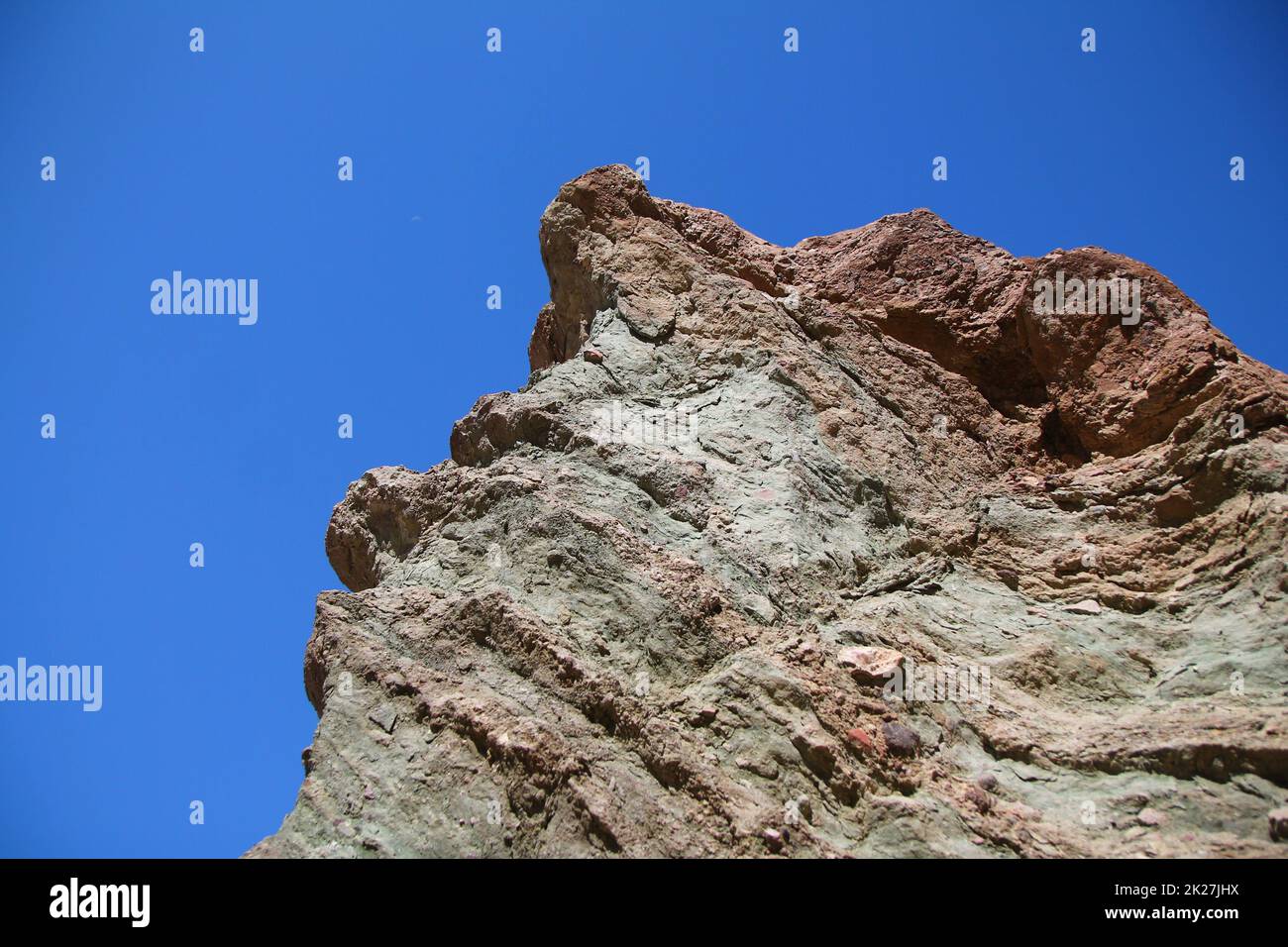 Les rochers façonnés par des milliers d'années d'histoire avec le ciel bleu Banque D'Images