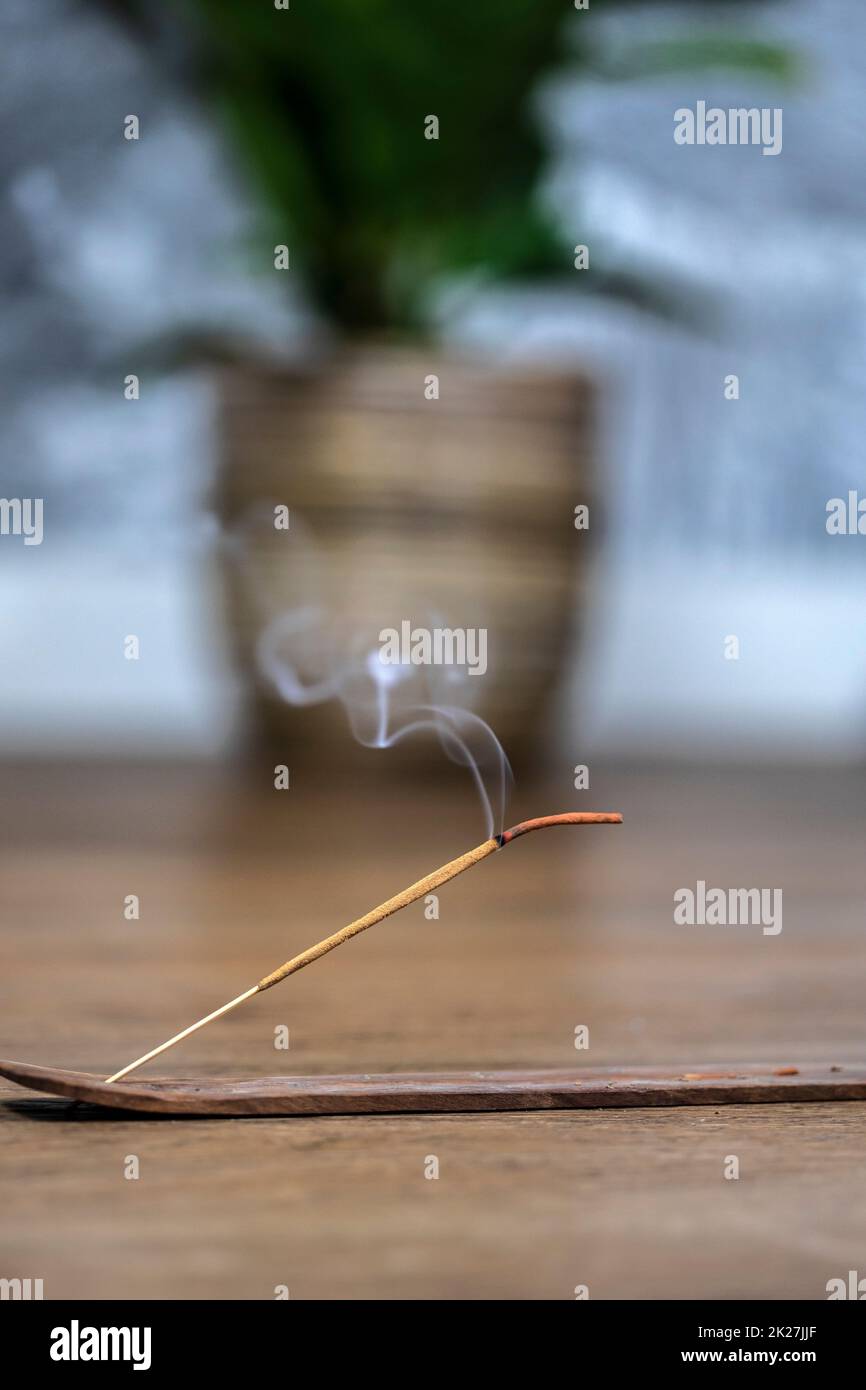 Concept de vie lente et de pleine conscience. Bâton parfumé d'encens de bois de saldano aromatique. Bougie allumée. Pratique d'aromathérapie. Trouver la paix et le repos. Rituel spirituel à la maison Banque D'Images