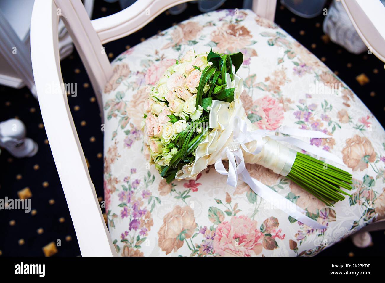 Bouquet de mariée. Le bouquet de la mariée repose sur le fauteuil Banque D'Images