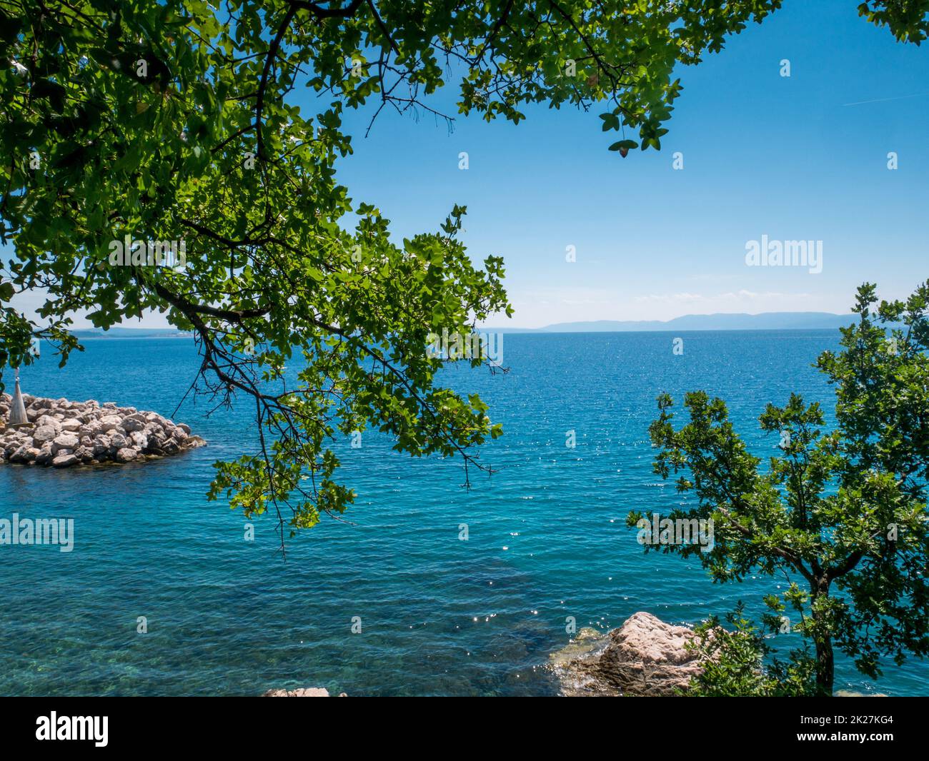 Mer, plage et arbres verts à Kostrena, Croatie Banque D'Images