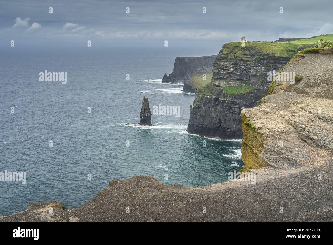 Pile de la mer à côté de la tour Obrians sur les falaises emblématiques de Moher, en Irlande Banque D'Images