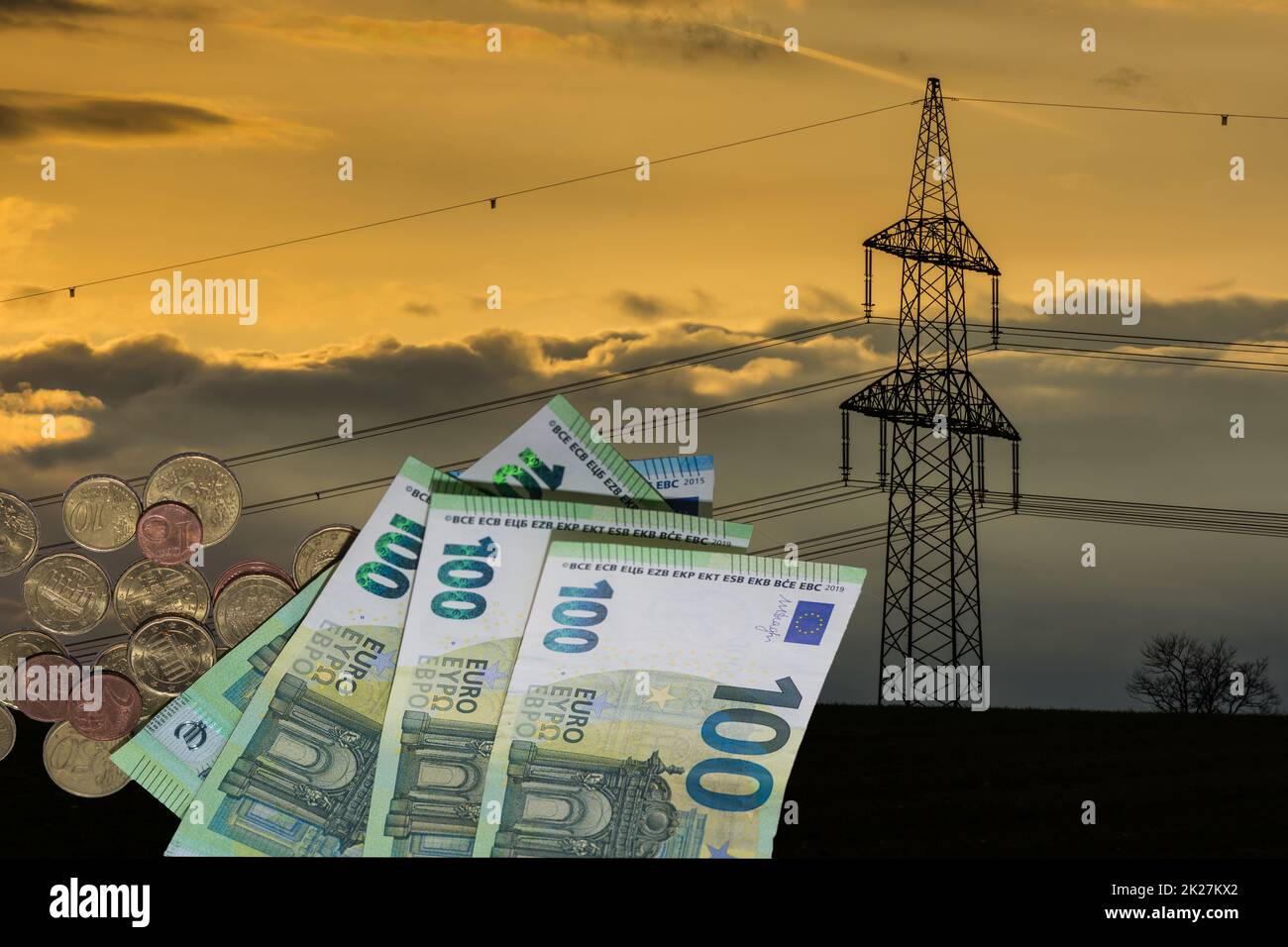 pylône d'électricité au coucher du soleil avec 100 euros de factures et de pièces concernant les augmentations de prix de l'électricité Banque D'Images