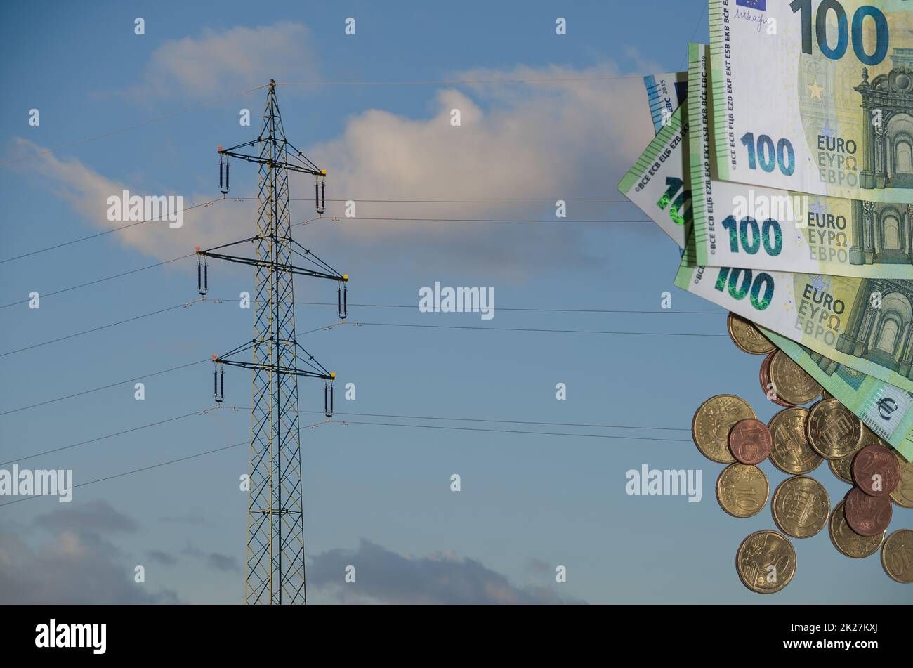 pylône d'électricité unique avec de nombreuses factures et pièces en euros en ce qui concerne les augmentations de prix de l'électricité Banque D'Images
