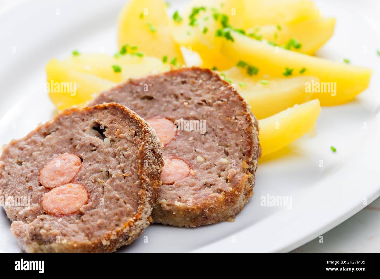 pain de viande maison rempli de saucisse Banque D'Images