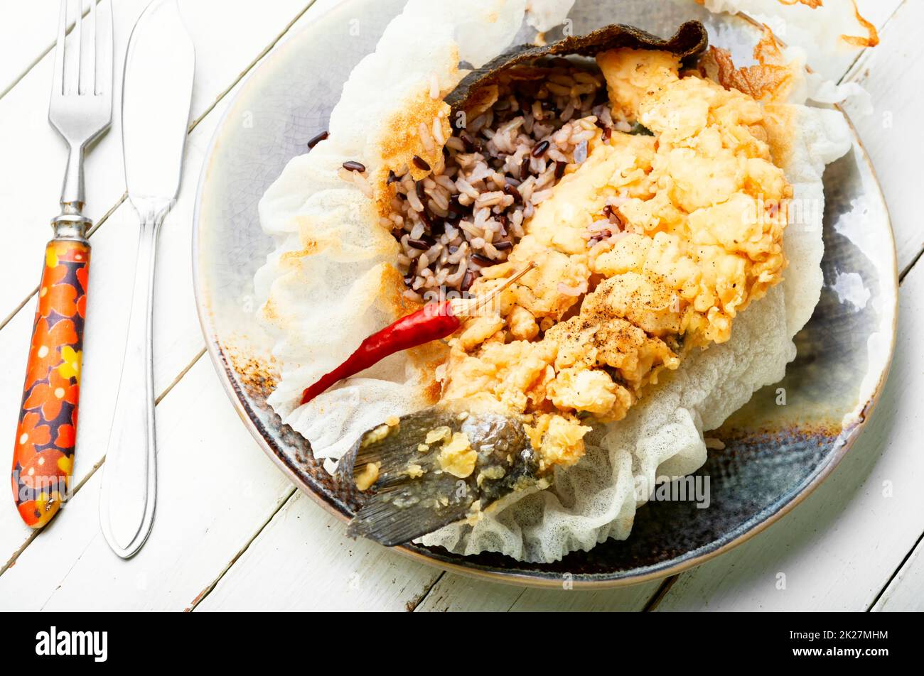 Appétissant poisson grillé au bar. Banque D'Images