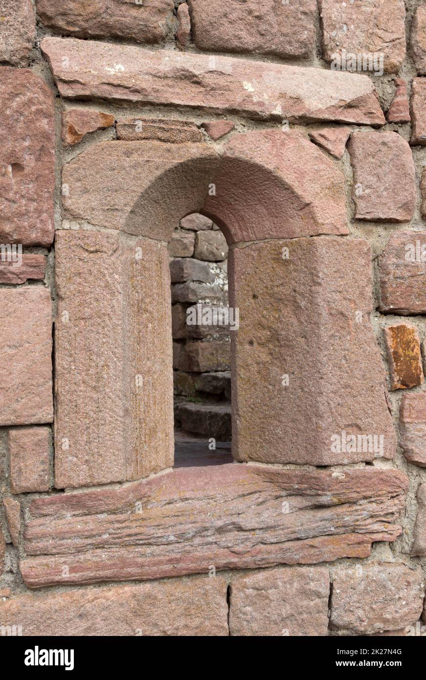 Vieux embrasure dans un château en ruines Banque D'Images
