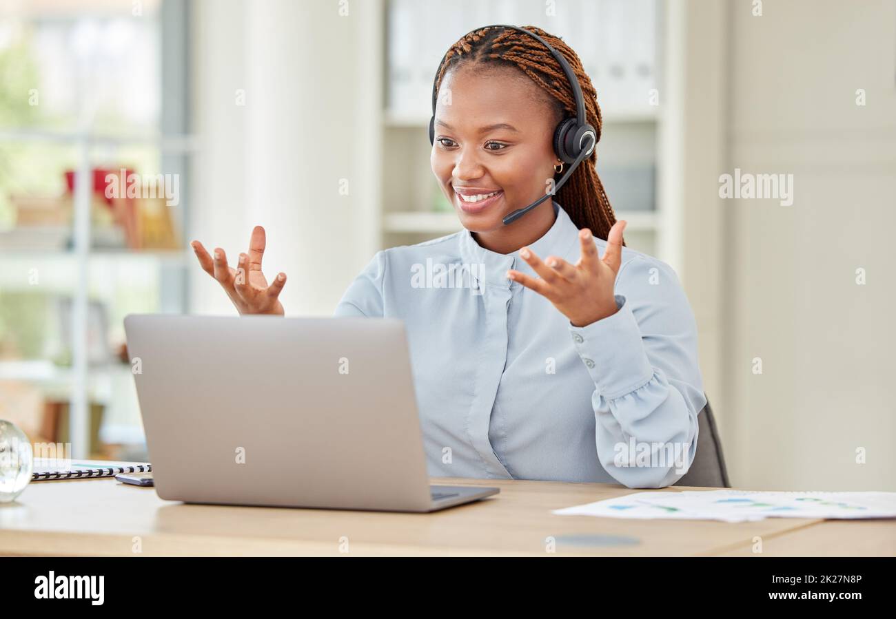 Séminaire en ligne sur les femmes noires, les centres d'appels et les ordinateurs portables pour la formation en atelier sur les réunions Zoom dans l'entreprise ou le bureau de démarrage. Sourire heureux et motivation de l'employé wi Banque D'Images