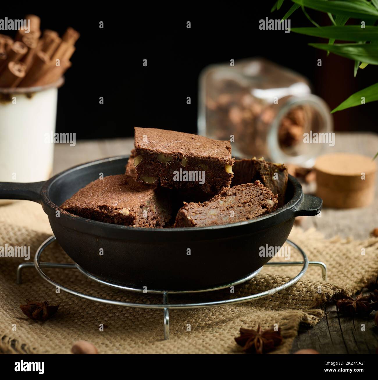 morceaux de brownie cuit dans une poêle en métal noir sur la table Banque D'Images