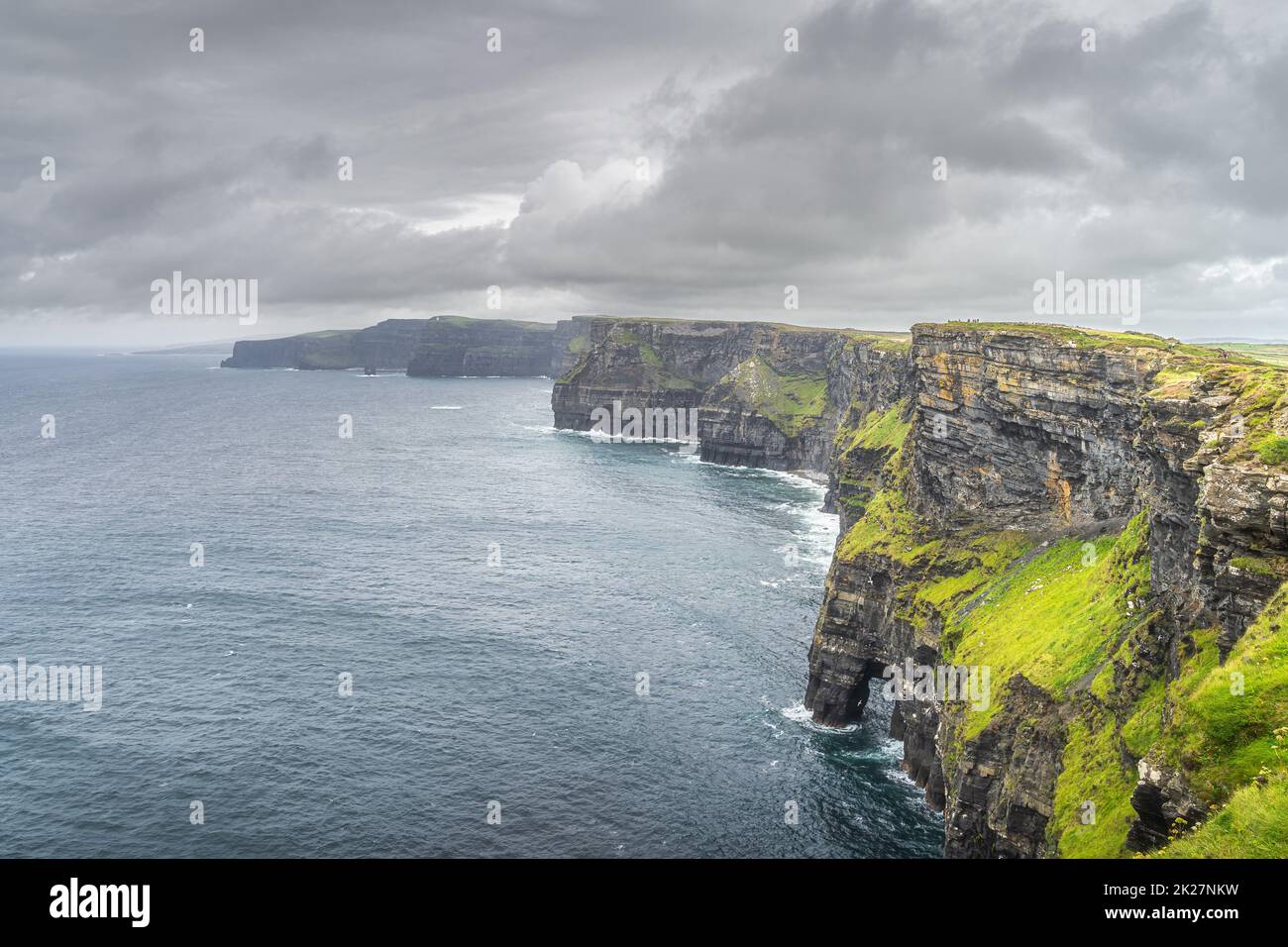 Côte majestueuse avec de hautes falaises emblématiques de Moher, Irlande Banque D'Images