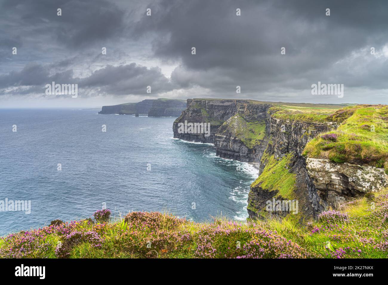 Ciel sombre et spectaculaire au-dessus des falaises emblématiques de Moher, en Irlande Banque D'Images