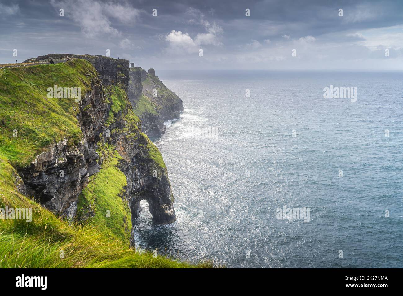 Arche de roche naturelle, faisant partie des falaises emblématiques de Moher, en Irlande Banque D'Images
