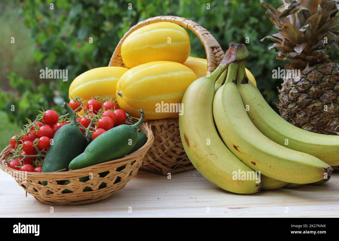 Récolte de légumes d'été - Melons coréens de ginkaku avec ananas, bananes, poivrons de Jalapeno et tomates Banque D'Images