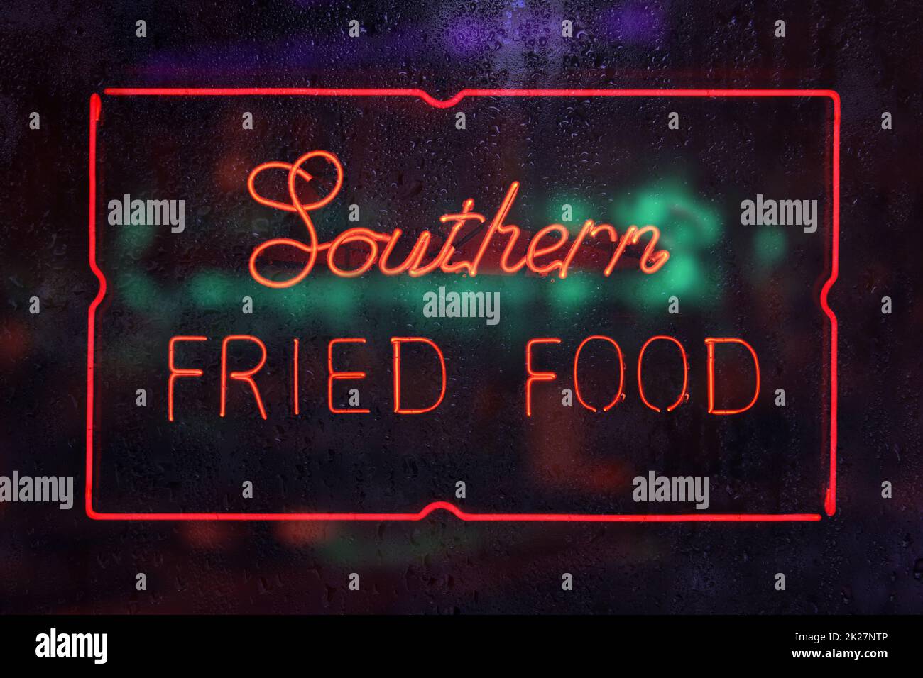 Affiche « Southern Fried Food Neon » dans la fenêtre « Rainy » Banque D'Images