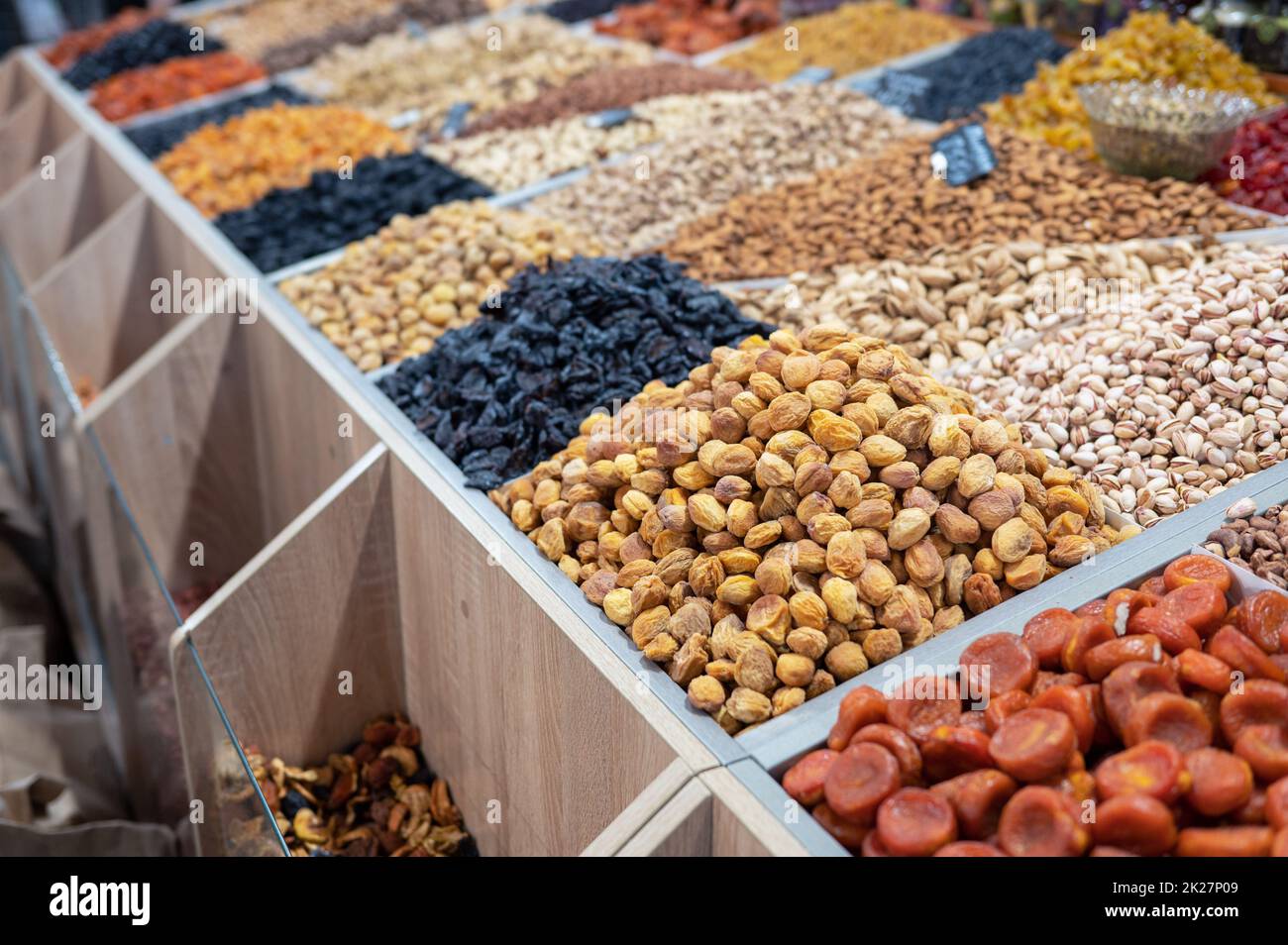 Fruits secs et noix sur le marché alimentaire Banque D'Images