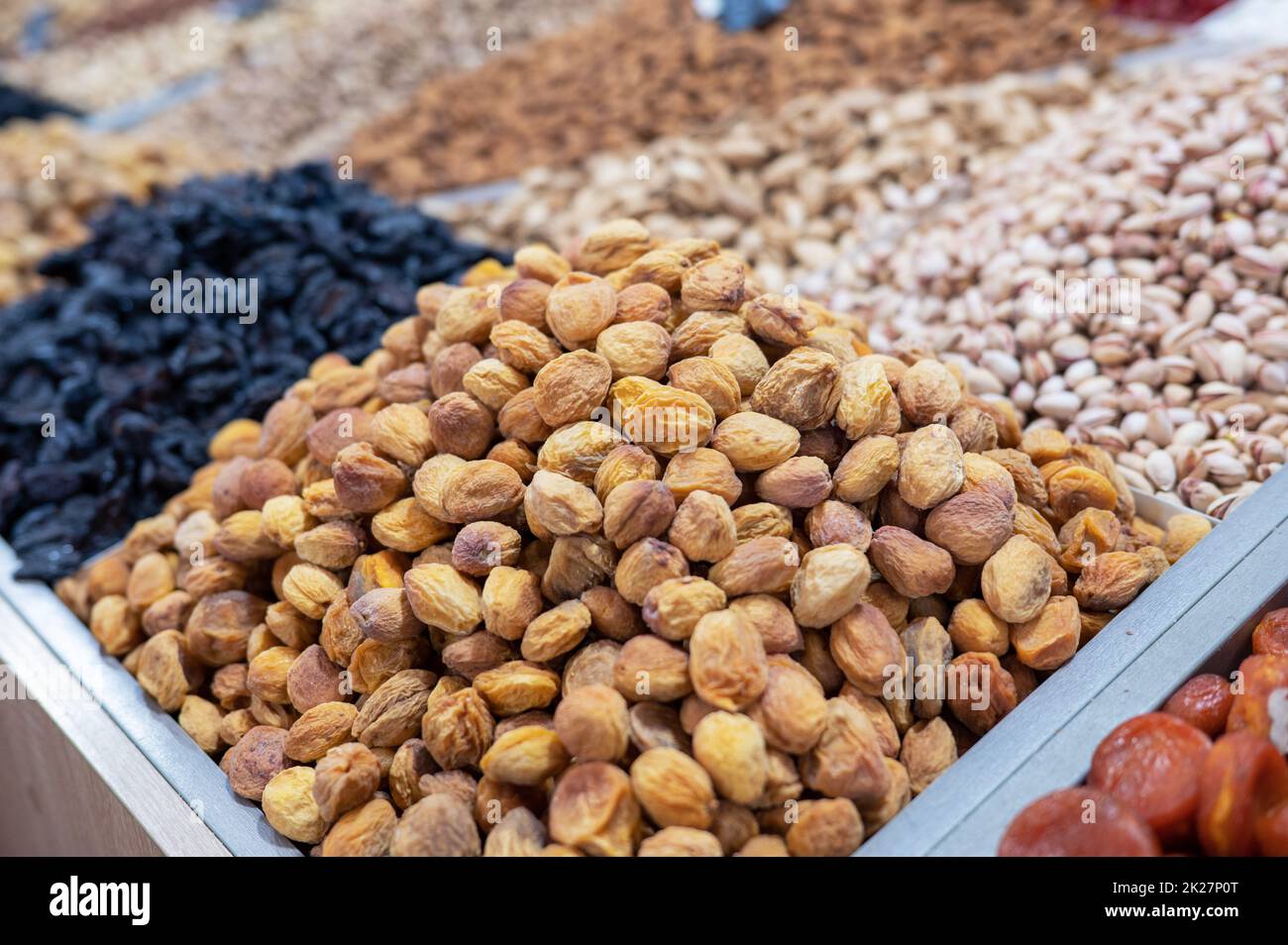 Fruits secs et noix sur le marché alimentaire Banque D'Images