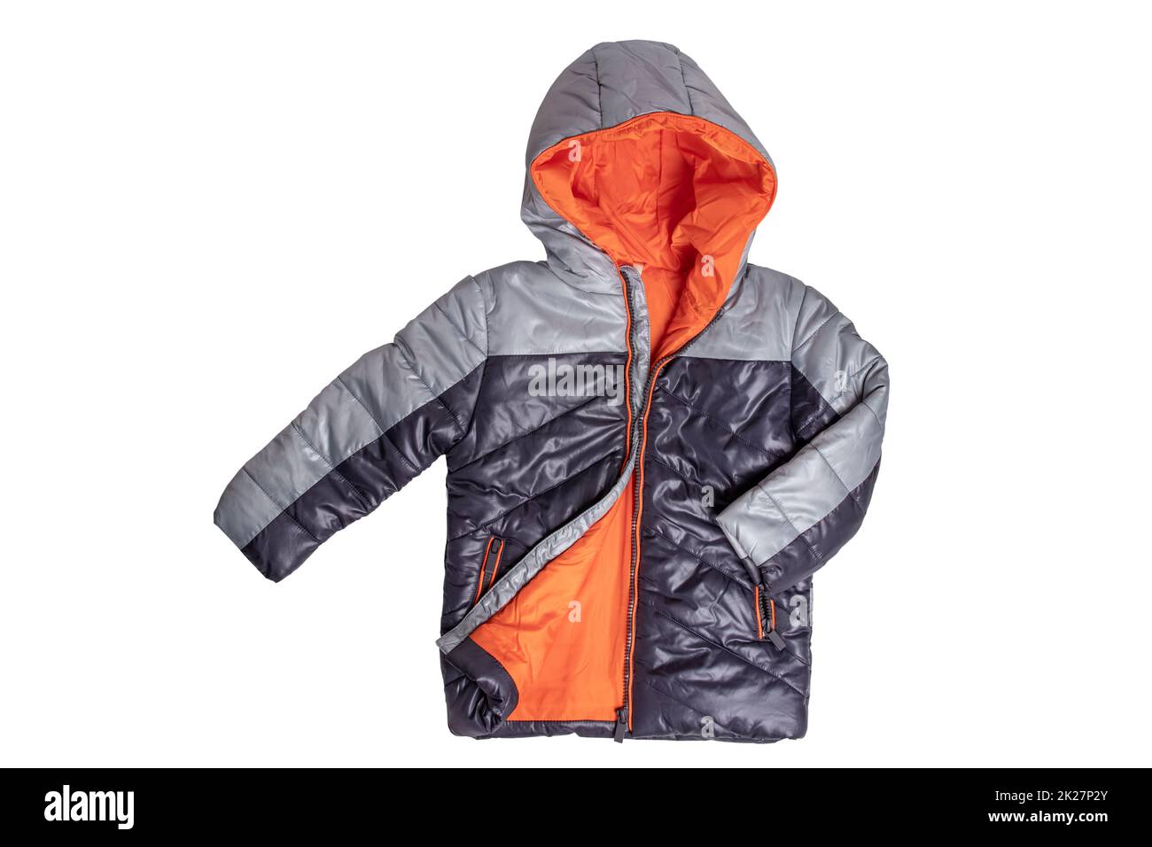 Veste d'hiver. Gros plan sur une veste en duvet noire argentée chaude et élégante avec doublure orange pour enfant isolée sur un fond blanc. Masque. Vêtements tendance pour les enfants pour le printemps et l'automne. Banque D'Images