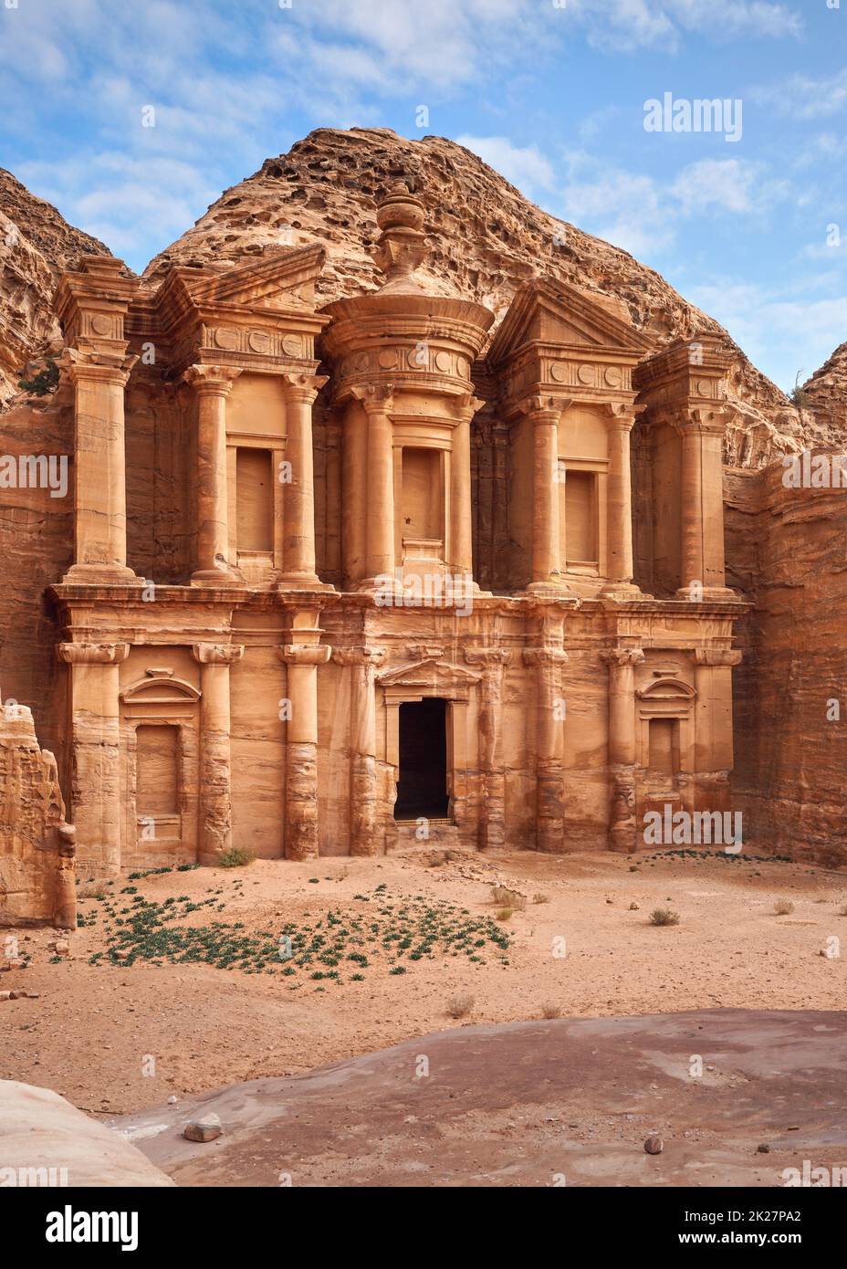 Ad Deir - Monastère - ruines sculptées dans le mur rocheux de Petra Jordan Banque D'Images